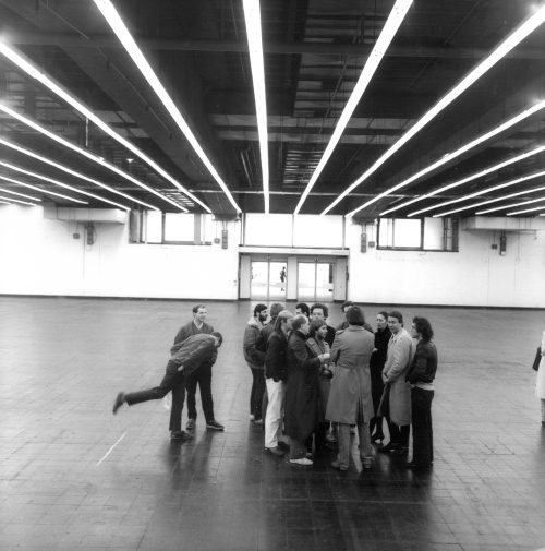 Erika Kiffl (Fotograf*in), Milan Kunc, Bogomir Ecker, Fernand Roda, Jaroslaw Adler, Ulrich Look, Stephan von Wiese, Brigitte Rohrbach, Meuser (v.l.n.r.), Messehalle, Düsseldorf, 1981