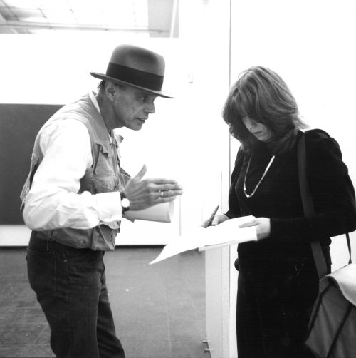 Erika Kiffl (Fotograf*in), Joseph Beuys, Auktion für "Solidarnosc", Kunstpalast, Düsseldorf, 1982