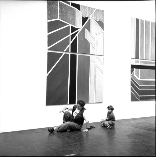 Erika Kiffl (Fotograf*in), Halina Jaworski vor ihrer Arbeit, Benjamin Lew Klon, Kunstpalast Düsseldorf, "DIALOG"-Ausstellung 1989, 1989