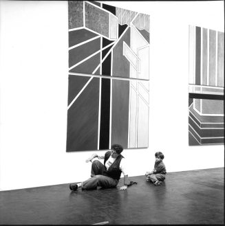 Halina Jaworski vor ihrer Arbeit, Benjamin Lew Klon, Kunstpalast Düsseldorf, "DIALOG"-Ausstellung 1989