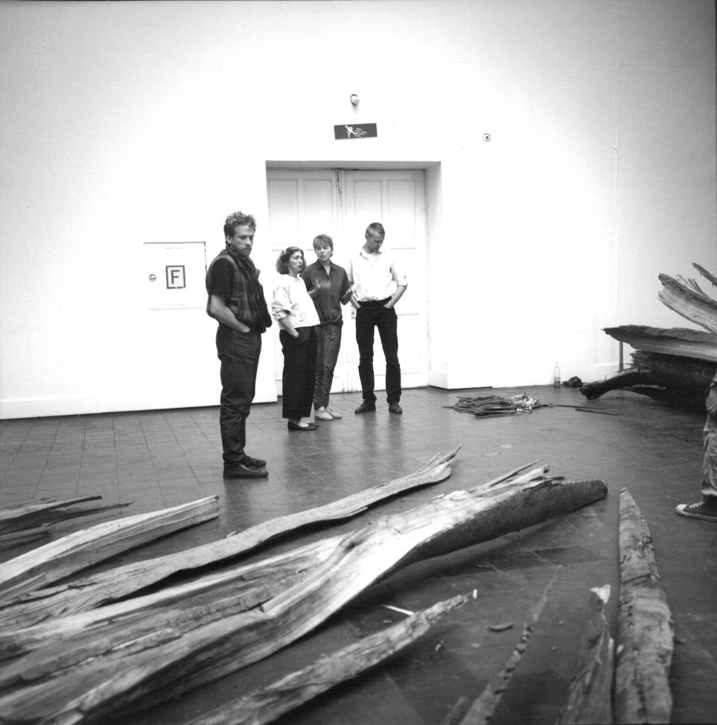 "DIALOG" 1989, Kunst Palast Düsseldorf, v.l.n.r.: Leon Tarasewicz, Anda Rottenberg, Joanna Przybyla, Miroslaw Balka. Im Vordergrund Werk von Joanna Przybyla