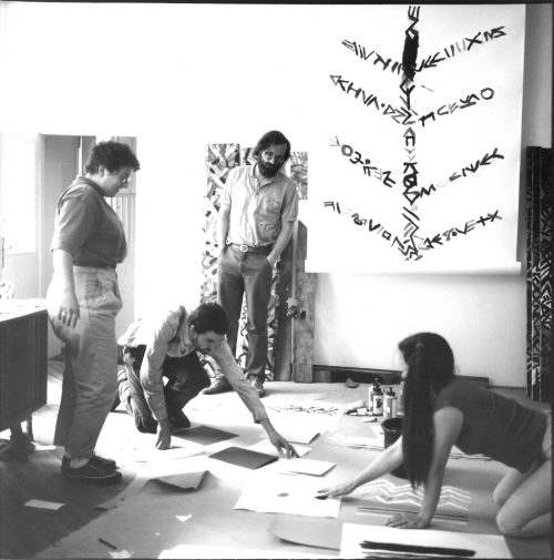 Erika Kiffl (Fotograf*in), v.l.n.r.: Halina Jaworski, Klaus Simon, Stephan von Wiese, Isolde Wawrin im Atelier 1989, "DIALOG" Vorgespräch, 1989