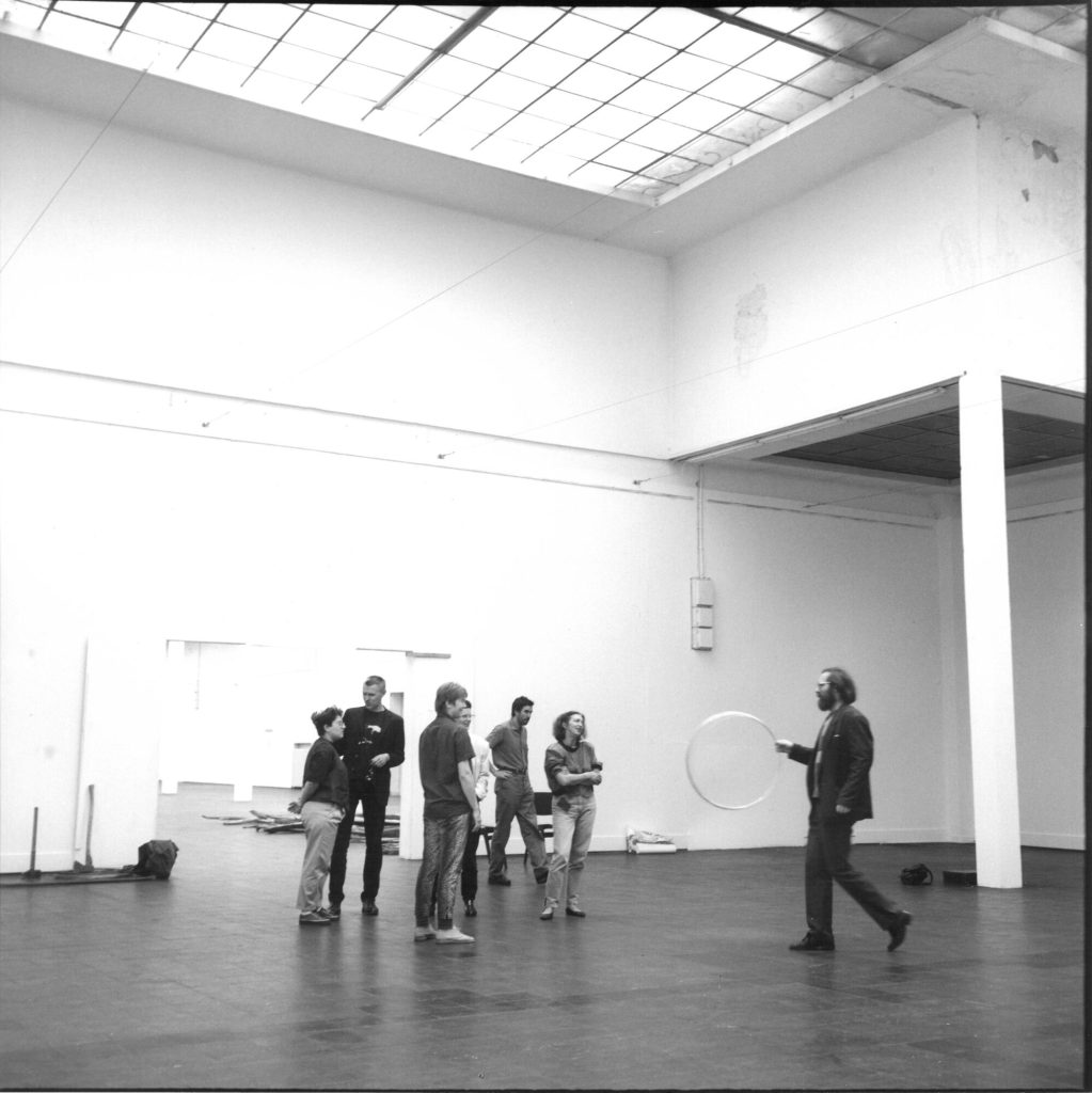 "DIALOG" 1989, Kunst Palast Düsseldorf, v.l.n.r.: Halina Jaworski, Miroslaw Balka, Joanna Przybyla, Sybille Berke, Klaus Simon, Anda Rottenberg, Stephan von Wiese, der Dompteur