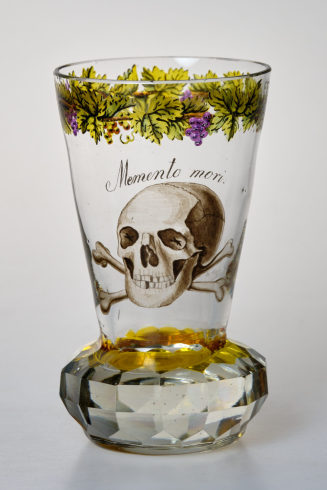 Ranftbecher mit Totenkopf und Inschrift "Memento mori"