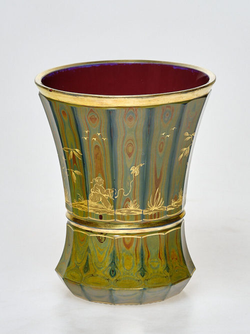 Friedrich Egermann (Ausführung), Lithyalin-Glasbecher mit Chinoiserien, ca. 1830–1835