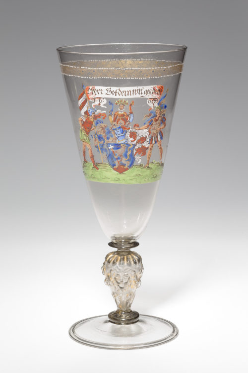 Unbekannt (Ausführung), Pokal mit Wappen, Löwenkopfmasken und Blüten, 1607