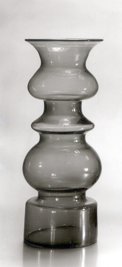 Kaj Franck (Entwurf), Vase mit violettem Unterfang, 1958