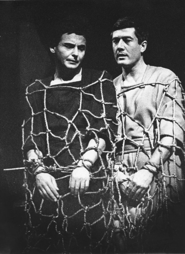 Karl-Heinz Martell (Orest) und Wolfgang Arps (Pylades) in "Iphigenie auf Tauris" von Johann Wol ...