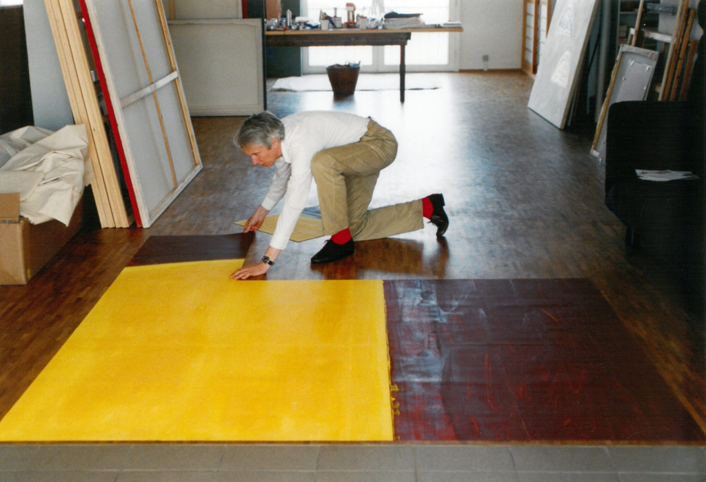 Ulrich Erben mit einer mehrteiligen Papierarbeit in seinem Atelier in Düsseldorf, Kaistraße