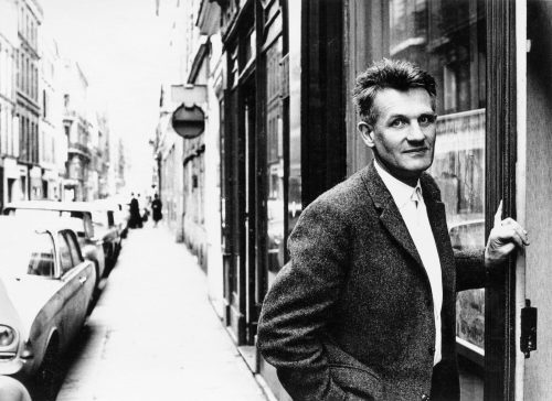 Willi Kemp (Künstler*in), Bernard Schultze vor der Galerie Daniel Cordier, Rue de Miromesnil, Paris, 27.4.1963