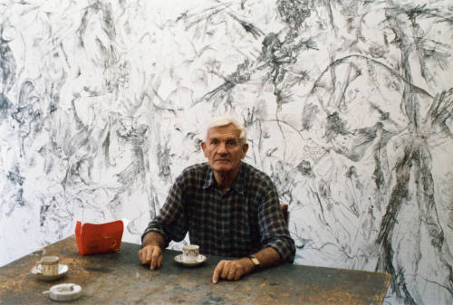 Willi Kemp (Künstler*in), Bernard Schultze vor einer großen Bleistiftzeichnung im Atelier, Köln, Riehler Straße, 4.9.1990