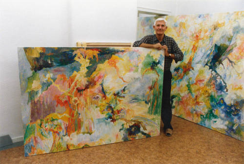 Willi Kemp (Künstler*in), Bernard Schultze mit dem Bild "Verzauberte Wasserwelt" von 1990, in seinem Atelier, Köln, Riehler Straße, 4.9.1990