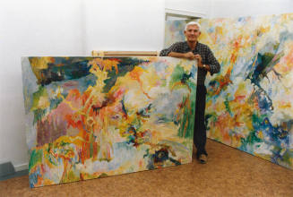 Bernard Schultze mit dem Bild "Verzauberte Wasserwelt" von 1990, in seinem Atelier, Köln, Riehler Straße