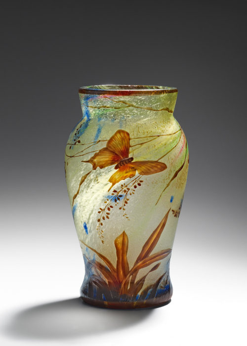 Vase mit Frauenschuh und Schmetterling