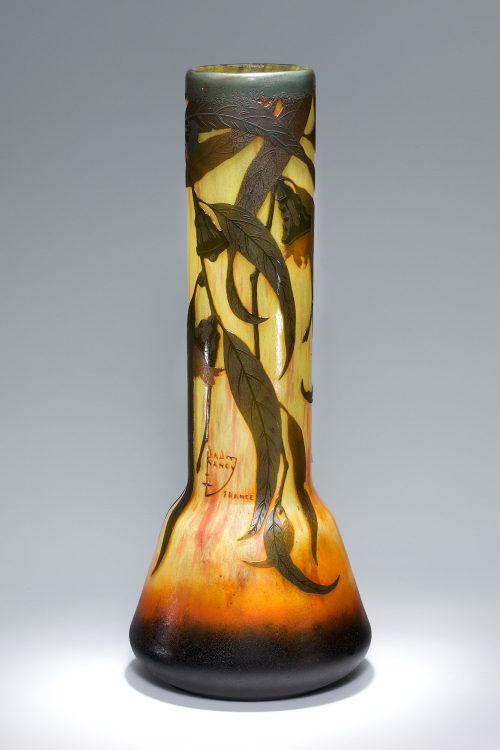 Daum <Nancy> (Hersteller*in), Vase mit Eukalyptus-Dekor, um 1910–1920