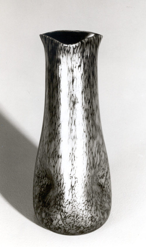 Glasfabrik Johann Lötz Witwe (Hersteller*in), Vase aus der Serie "cobalt Papillon", 1898/1999, 1900