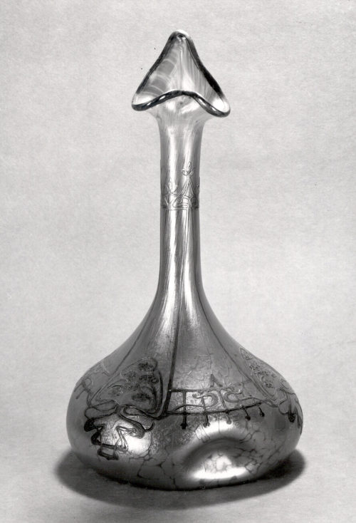 Glasfabrik Johann Lötz Witwe (Hersteller*in), Vase in Form eines Rosenwassersprinklers, um 1900