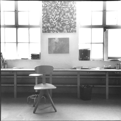 Erika Kiffl (Fotograf*in), Gerhard Richter, Atelier Brückenstraße, Düsseldorf, 1977