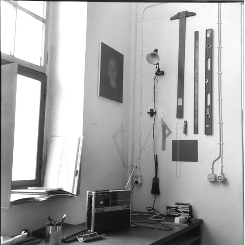 Erika Kiffl (Fotograf*in), Gerhard Richter, Atelier Brückenstraße, Düsseldorf, 1977