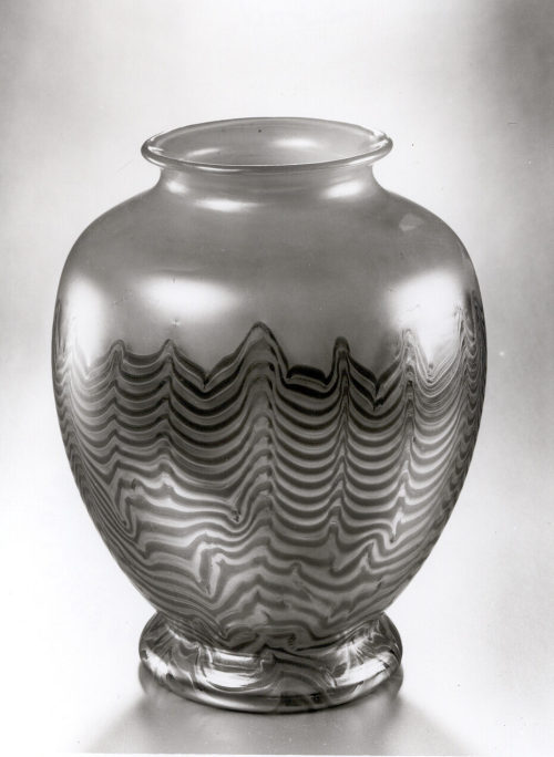 Glasfabrik Johann Lötz Witwe (Hersteller*in), Vase mit gekämmtem Rankenmuster, 1908