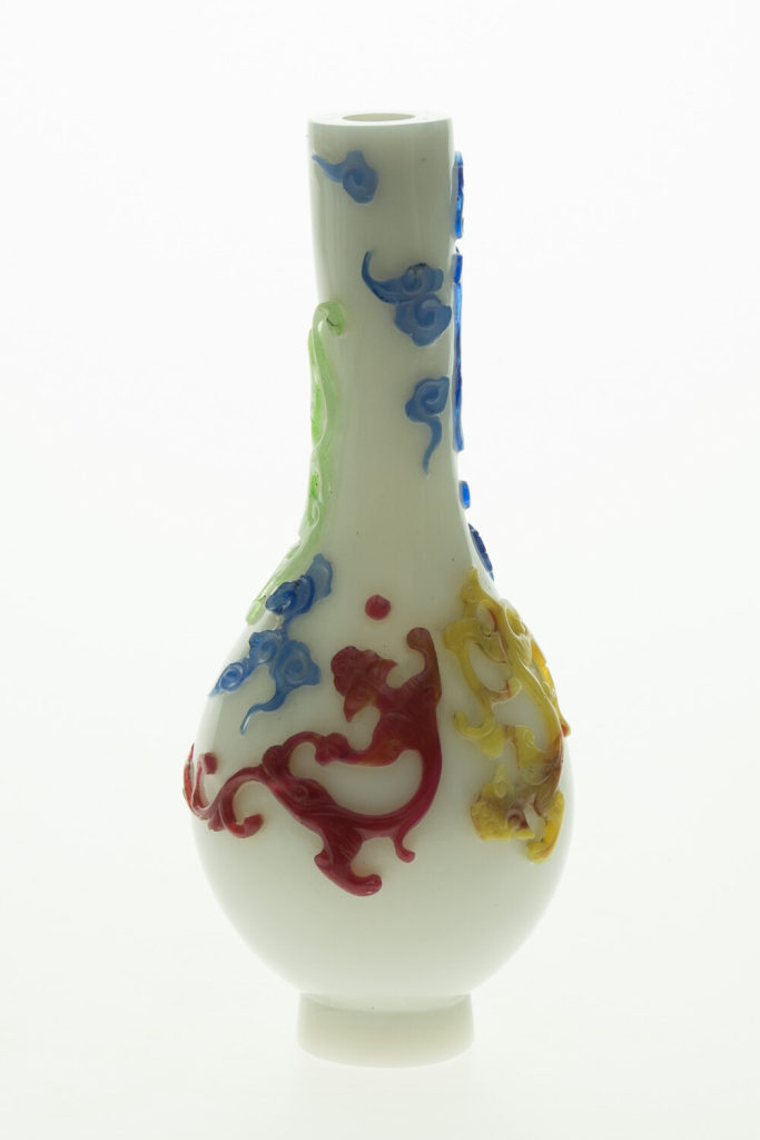 Weiße Vase mit bunten Drachen und Wolken