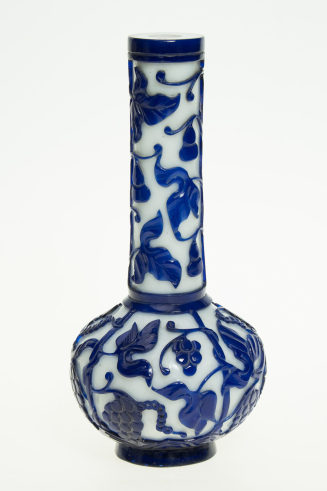 Weiße Vase mit blauen Weinranken