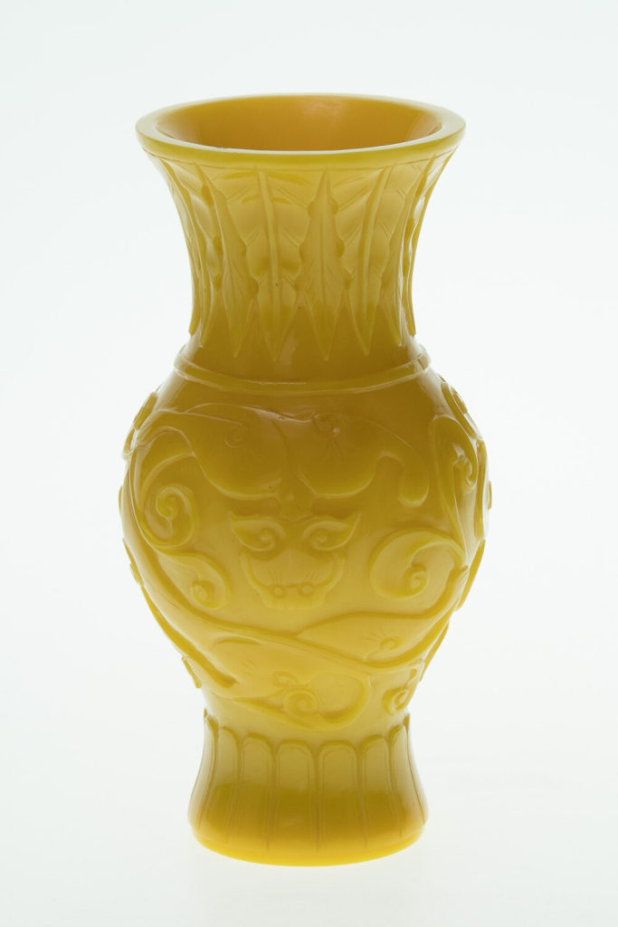 Gelbe Vase mit Drachen