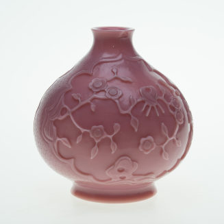 Milchig-violette Vase mit Blütenzweigen in Kartuschen