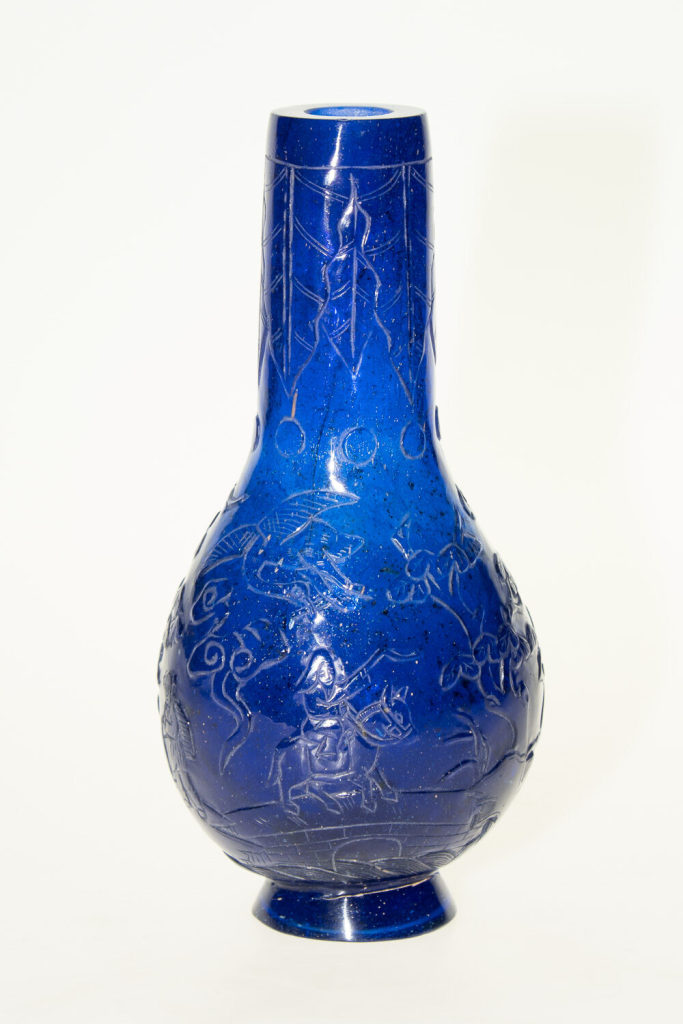 Blaue Vase mit musizierender Eselreiterin