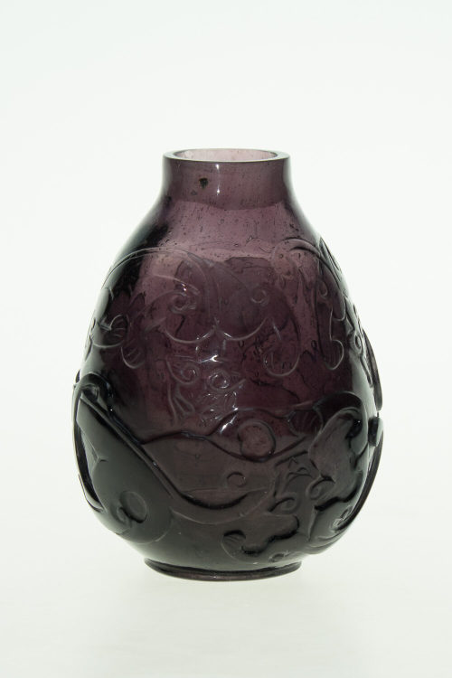 Violette Vase mit Drachen, 19. Jahrhundert / frühes 20. Jahrhundert