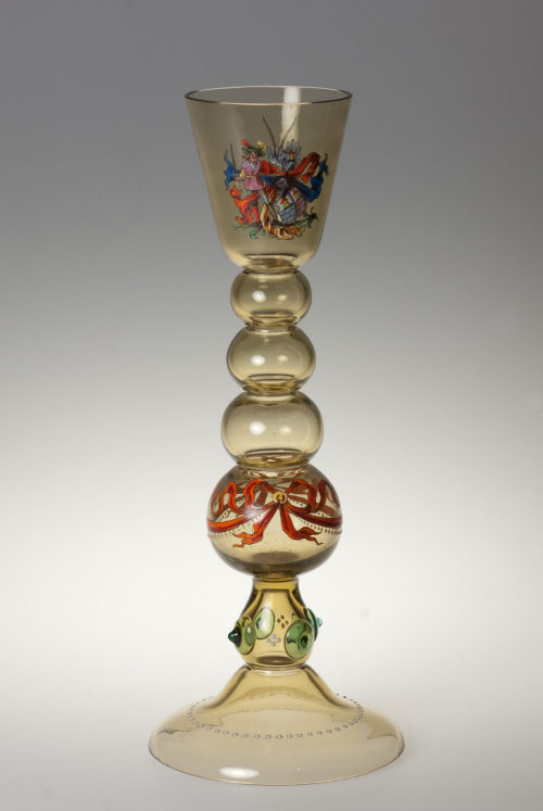 Poschinger'sche Krystallglasfabrik, Frauenau/Bayern (Ausführung), Balusterpokal mit Phantasiewappen und Schwertern, 1890