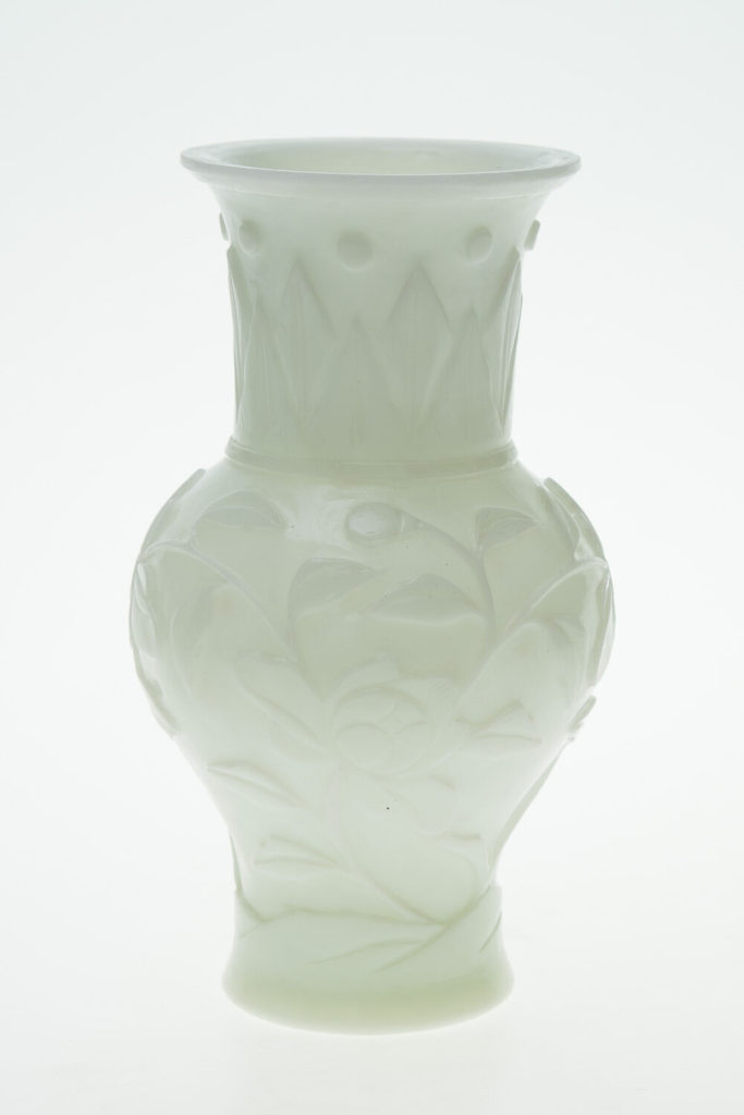 Weiße Vase mit Zweigen