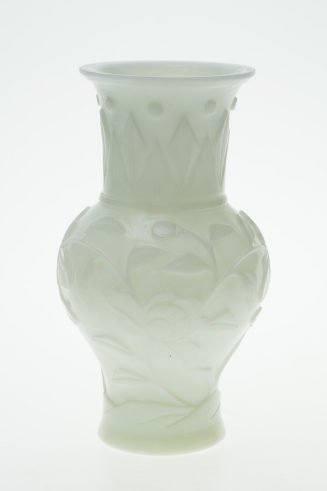 Weiße Vase mit Zweigen
