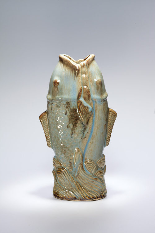 Unbekannt (Ausführung), Vase in doppelter Karpfenform, um 1878–1884