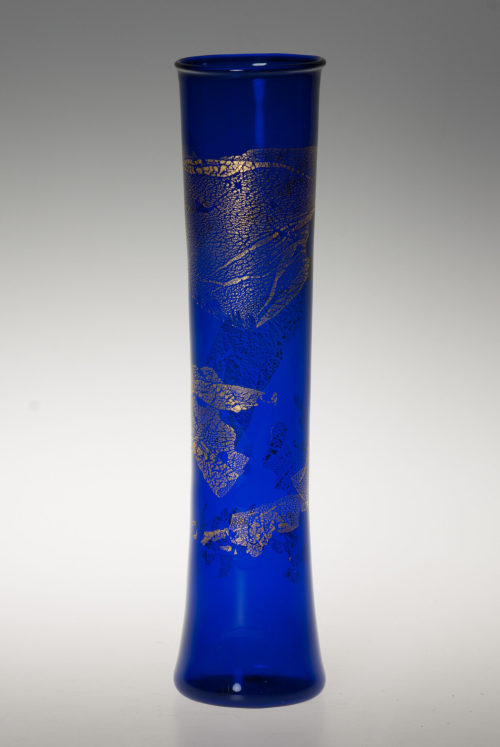 Kurt Wallstab (Künstler*in), Blaue Stangenvase mit Blattgolddekor, 1977