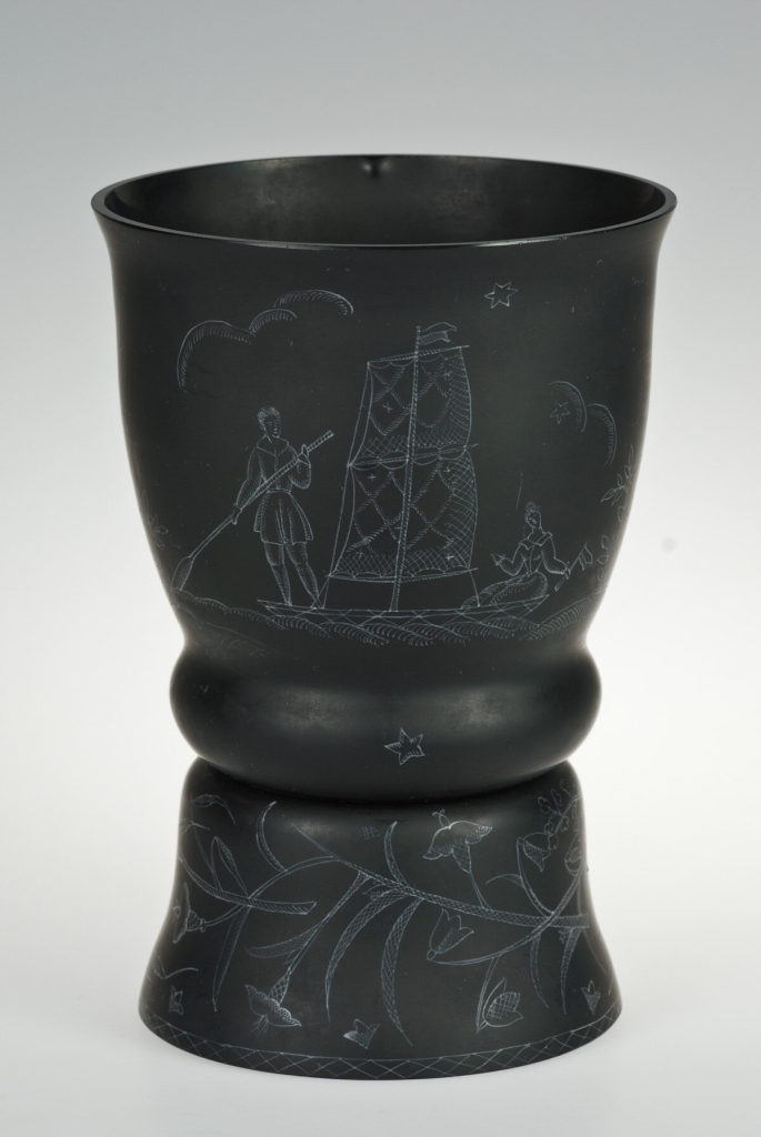 Schwarze Vase mit Segelbootfahrt