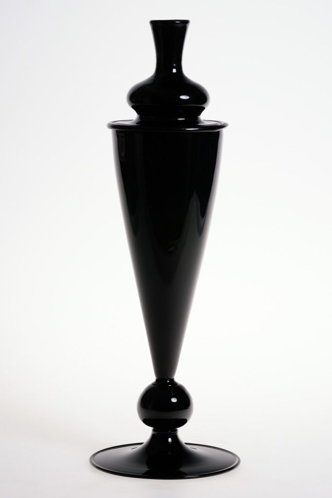 Schwarze Fußvase