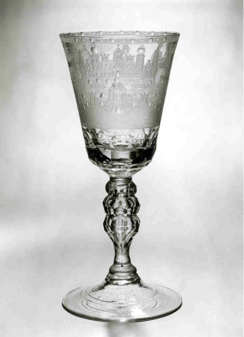 Hofmanufaktur St. Petersburg (Hersteller*in), Pokal mit mittelalterlicher Szenerie, um 1760