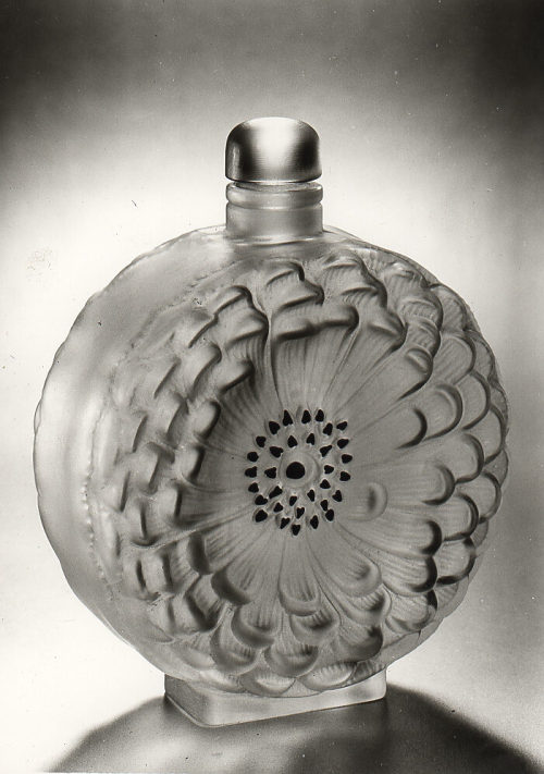 René Lalique (Entwurf), "Dahlia", Entwurf um 1920–1925, Ausformung wohl nach 1930