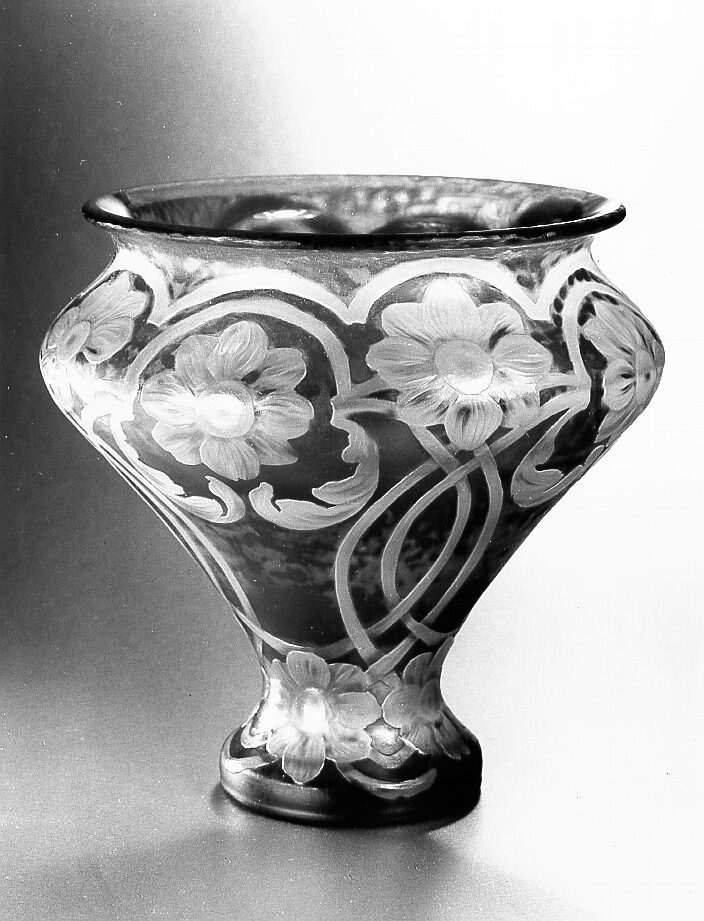 Vase mit stilisierten Blüten und Ranken-Dekor