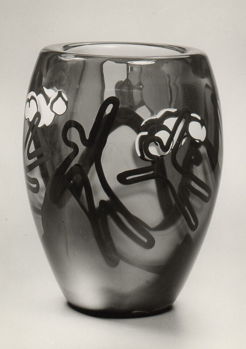 David Huchthausen (Künstler*in), Vase mit menschlichen Silhouetten, 1977