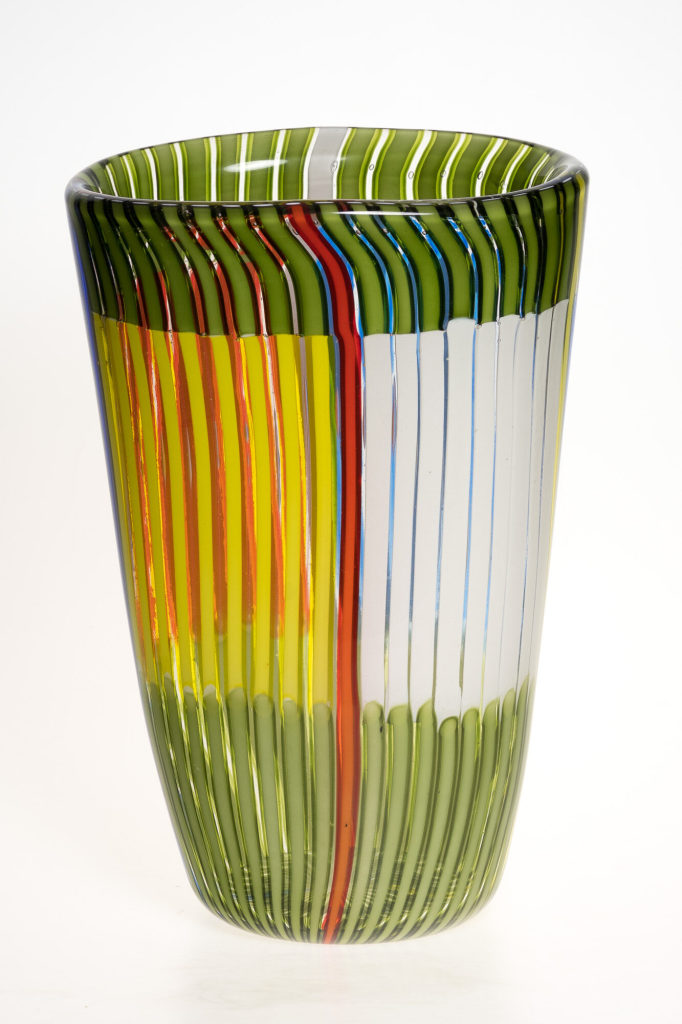 Vase mit Farbglasstangen