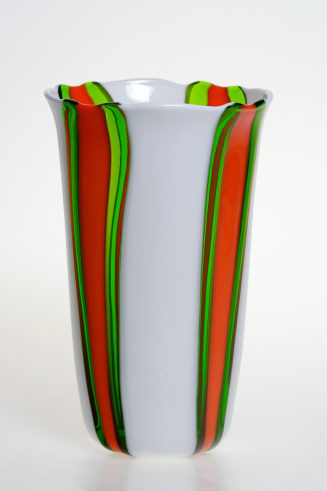 Vase mit Farbbändern