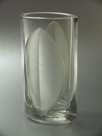 Vase mit Blattdekor