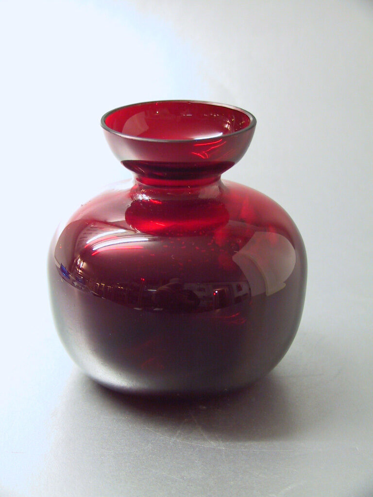 Rote Vase mit Blüte