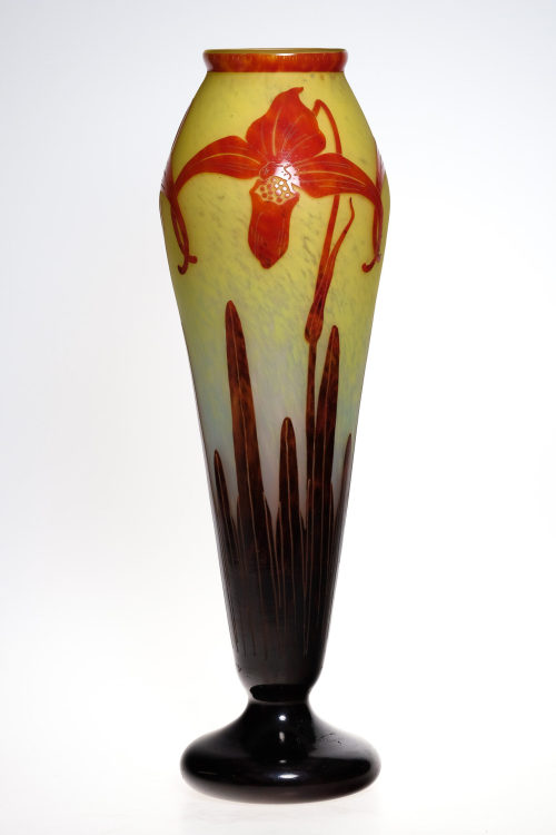 Cristallerie Schneider (Ausführung), Vase mit Schwertlilien, um 1923–1926