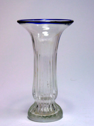 Gerippte Vase mit blauem Rand