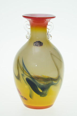 Milchig-bunte Vase mit Marmorierung