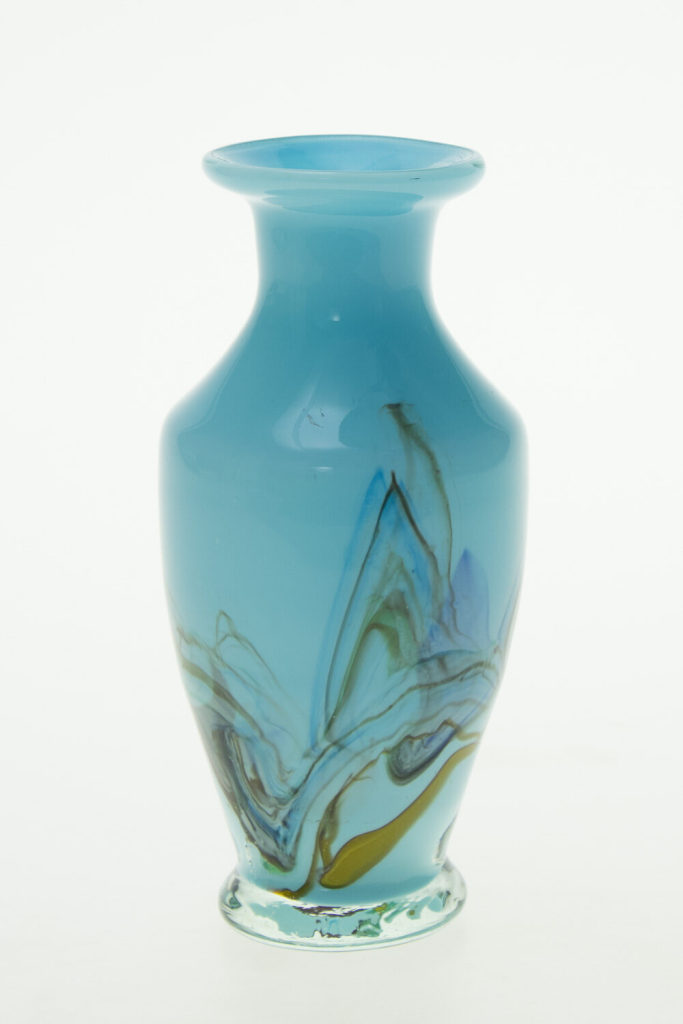 Hellblaue Vase mit Marmorierung