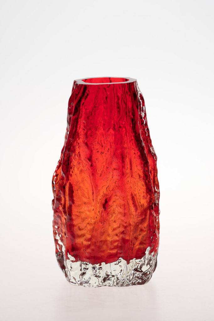 Rote Vase mit eisartigem Relief